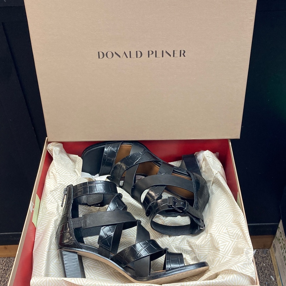Donald Pliner Black Strappy Heeled Leather Sandals in EUC Crocco IZZE94